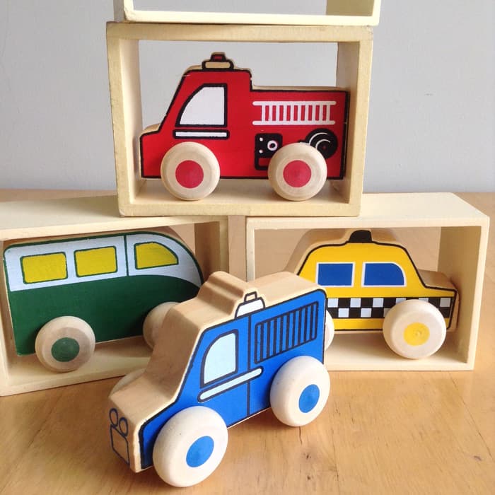 Mainan Mobil mobilan berbahan dasar kayu dibuat dengan teknik bubut