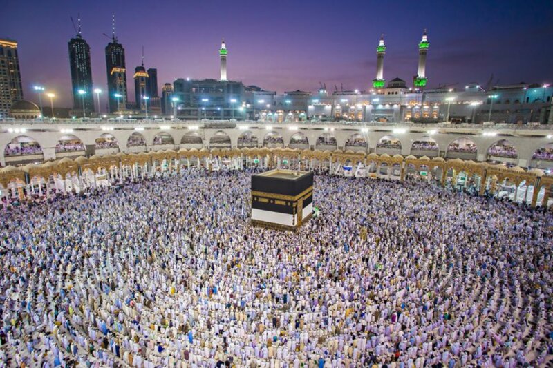 Foto jamaah haji mengelilingi kabah di kota Mekkah