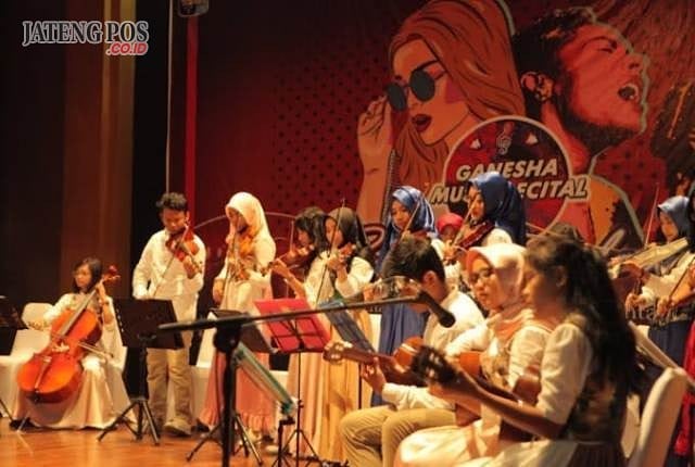 Musik Ansambel oleh SMA N 3 Semarang (sumber: @jatengpos on Instagram)