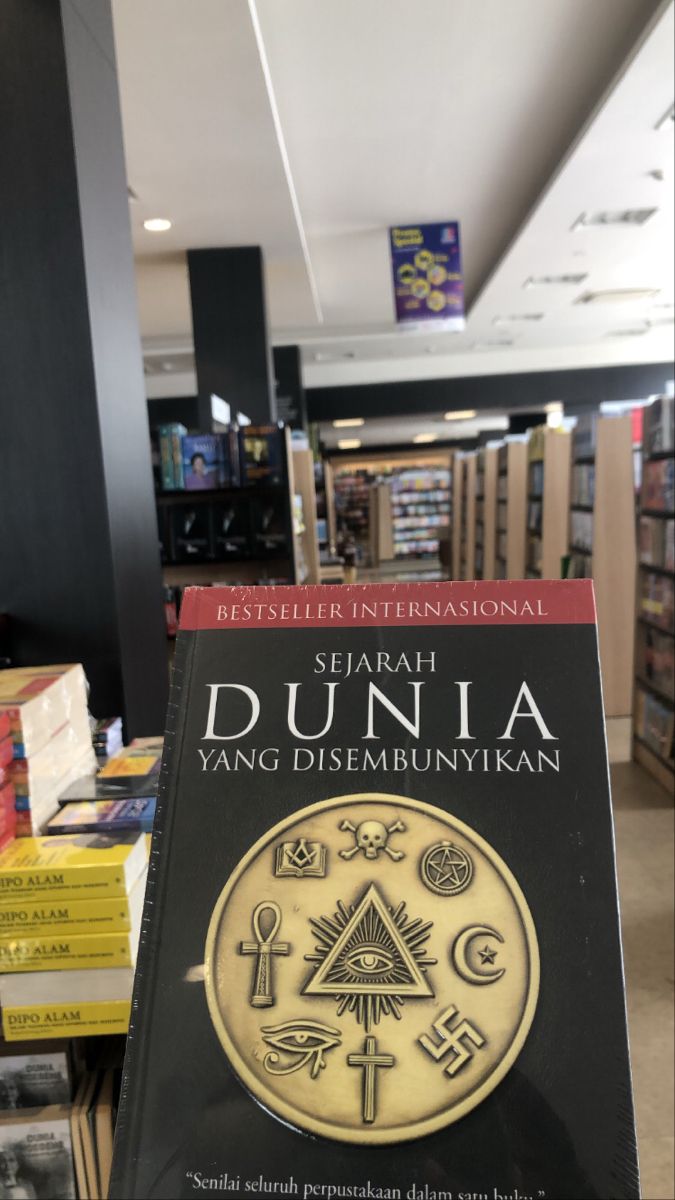 Ilustrasi orang membaca buku fiksi ringan di sofa