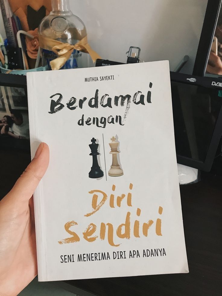 Ilustrasi tumpukan buku self-improvement ringan yang mudah dibaca