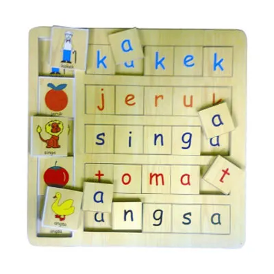 Anak-anak bermain permainan edukatif untuk meningkatkan kemampuan membaca