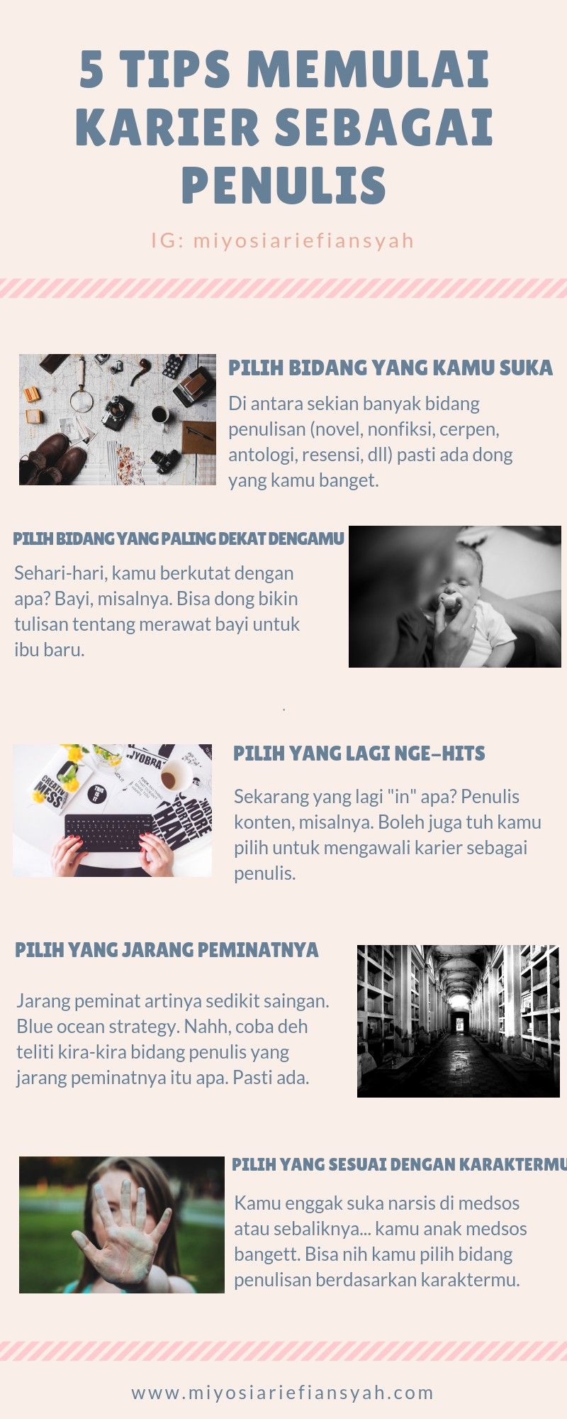 Penulis sedang menulis naskah drama di meja dengan laptop dan catatan