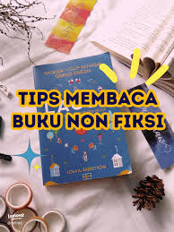 Membaca buku non-fiksi seru di ruang santai